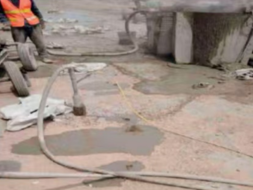 玛多水泥混凝土路面板底注浆技术 路面脱空注浆整治方案