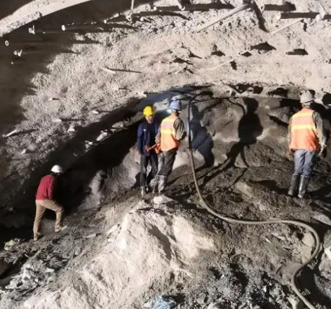 玛多拱顶带模注浆料的施工流程及注意事项